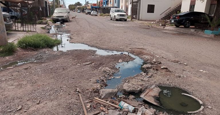 Habitantes de la colonia Primero de Mayo en Ciudad Obregón denuncian drenajes colapsados