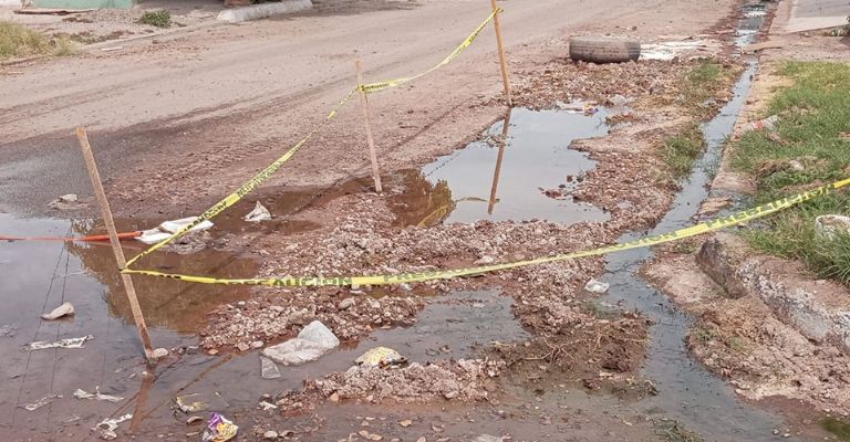 Fluyen aguas residuales por varias calles de la colonia Jardines del Valle en Ciudad Obregón
