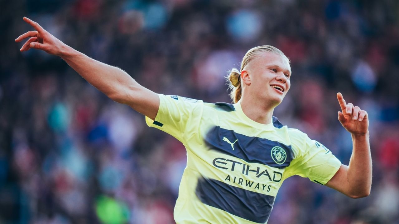 VIDEO: Erling Haaland hace acrobático gol en su regreso y llega a 30 anotaciones en Premier League