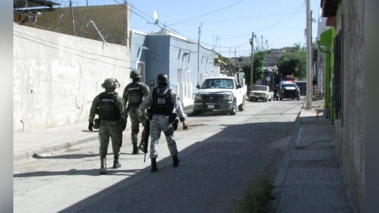 Por calles de Ciudad Juárez, localizan el cuerpo de una persona dentro de un tambo