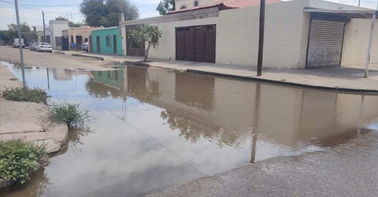 Ciudadanos denuncian fuga de aguas negras en la colonia Cortinas en Ciudad Obregón