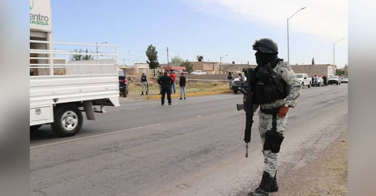 Localizan a dos jóvenes sin vida en vialidad Los Nogales en Chihuahua