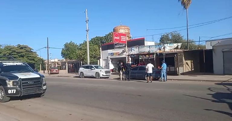 Autoridades llegan al sitio del crimen