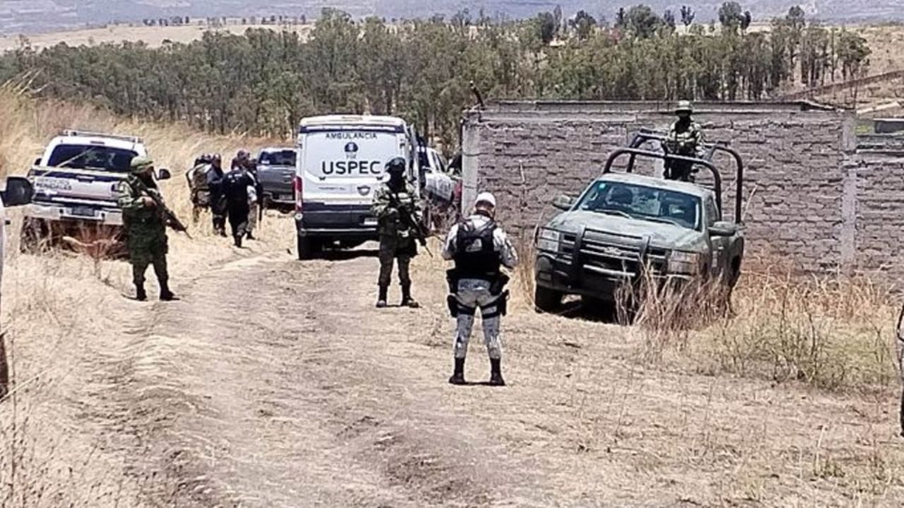 Con diversos impactos de bala, encuentran a un hombre y una mujer en predio baldío de Morelia