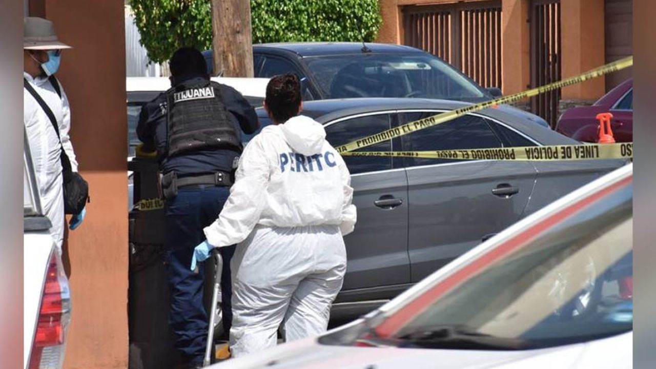 Autoridades llegan al sitio del crimen