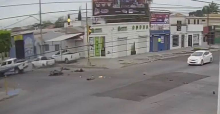 Pareja a bordo de motocicleta termina herida de gravedad tras impactarse con una camioneta en Cajeme