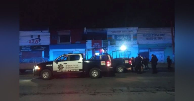 Autoridades llegan al sitio del crimen