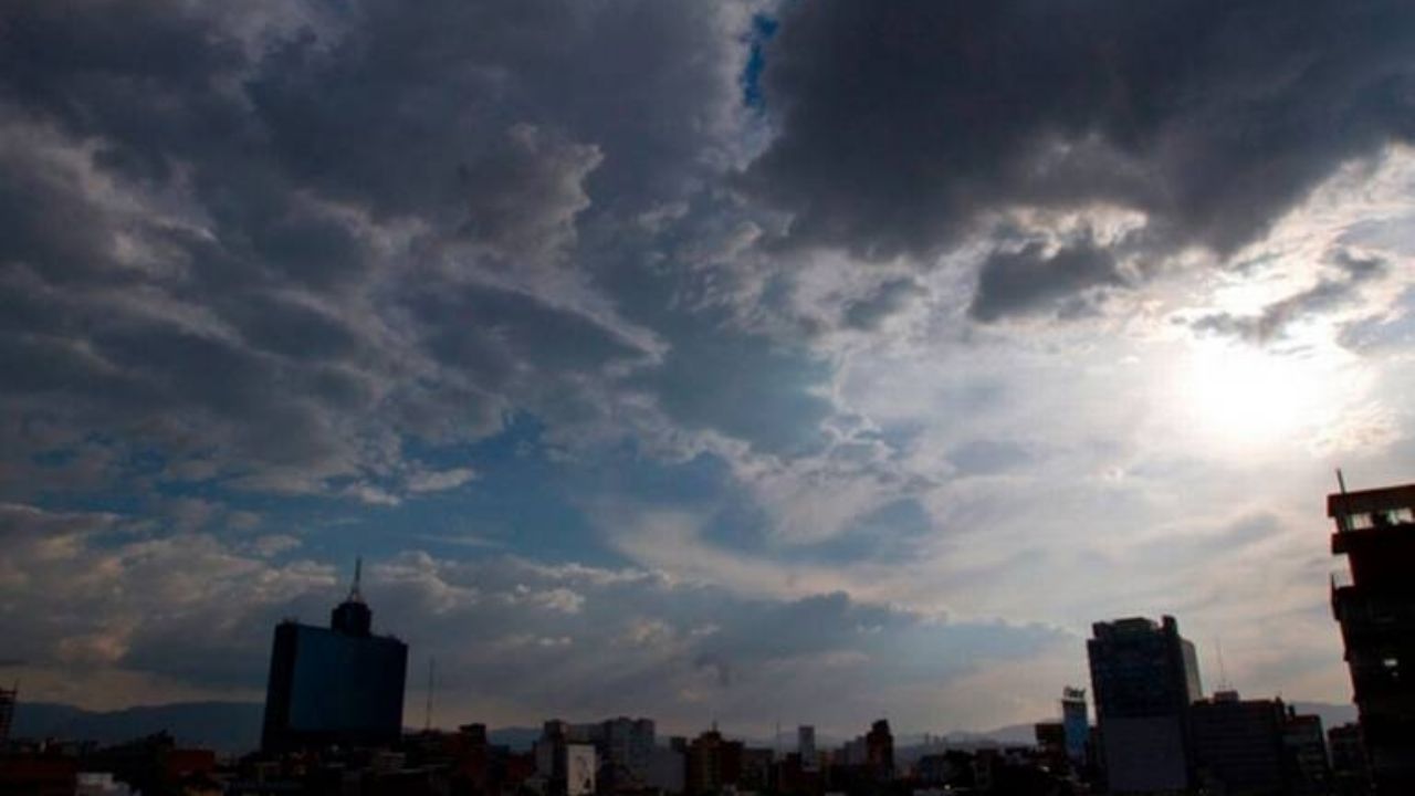 Clima CDMX hoy: ¿A qué hora lloverá este lunes? La Conagua alerta por chubascos en la capital