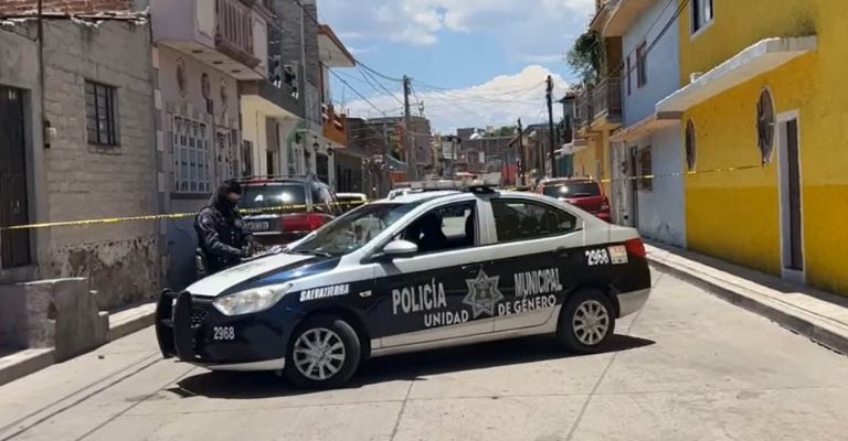 Pierde la vida a balazos al ir por la calle en Salvatierra