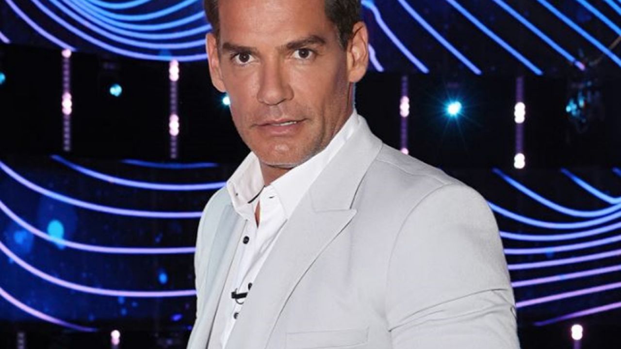 Cristian de la Fuente sufre desprecio de reportera por tocarla sin permiso