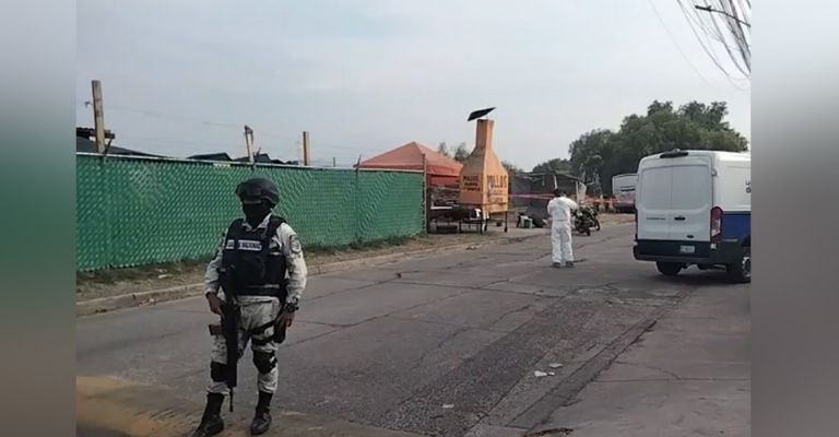 Acribillan a empleado en negocio de venta de pollos en Valle de los Naranjos