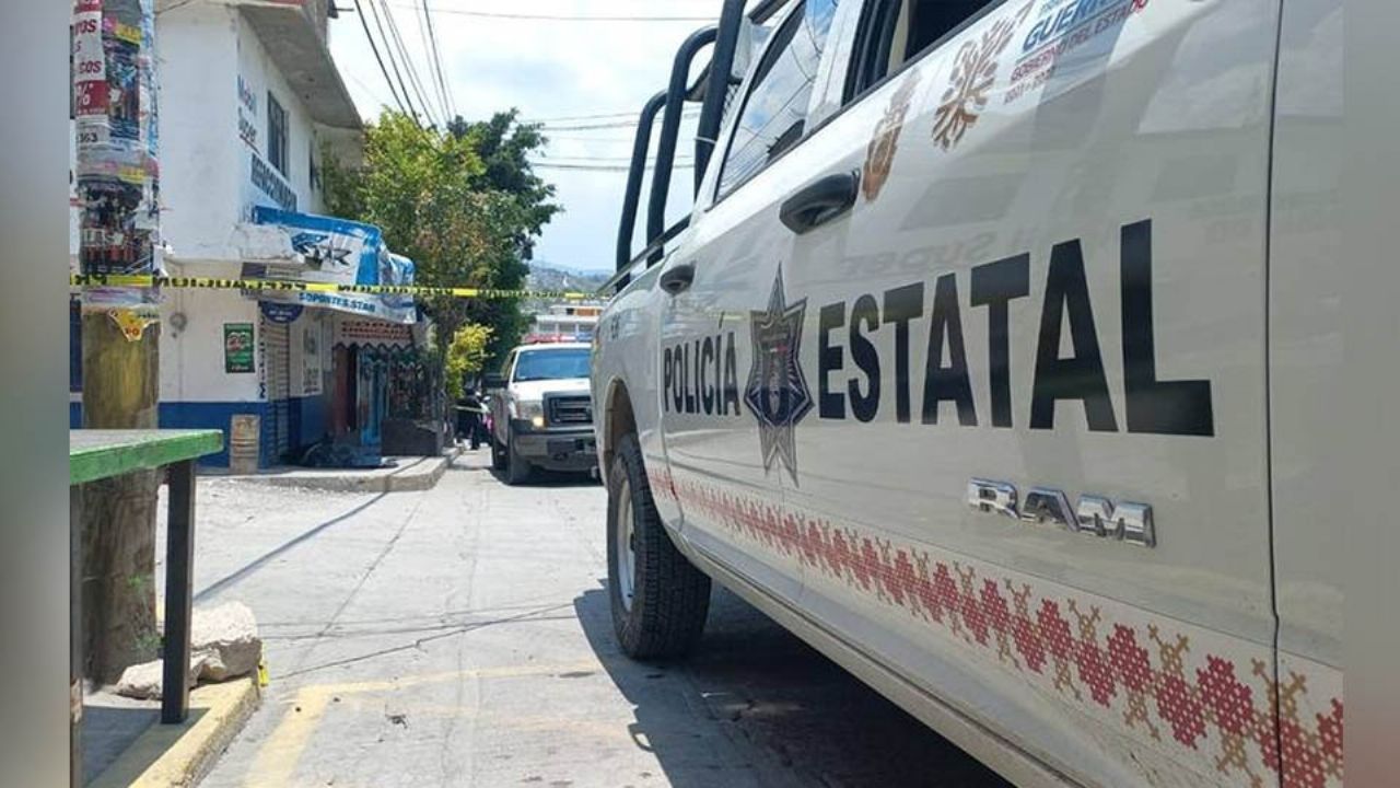 Autoridades llegan al sitio del crimen