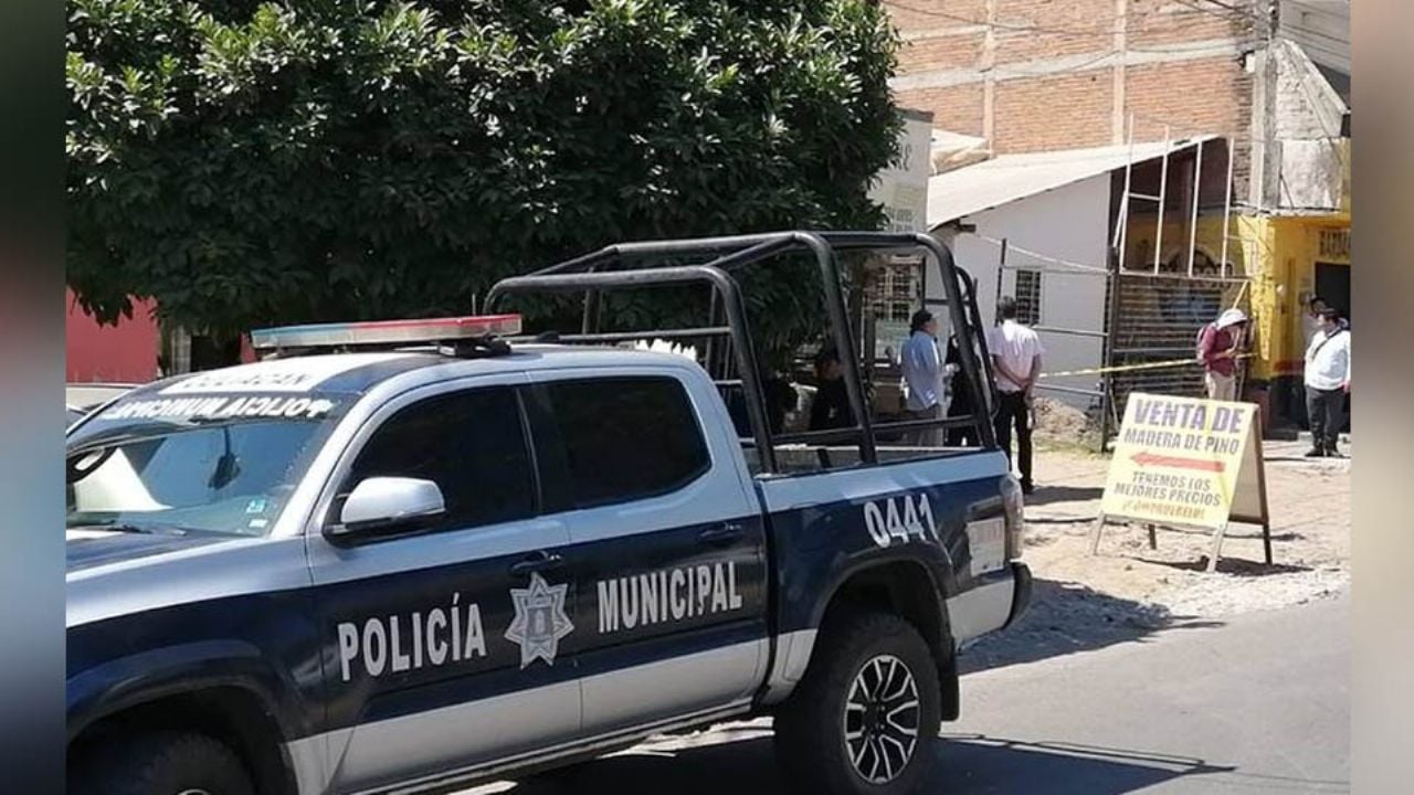 Autoridades llegan al sitio del crimen