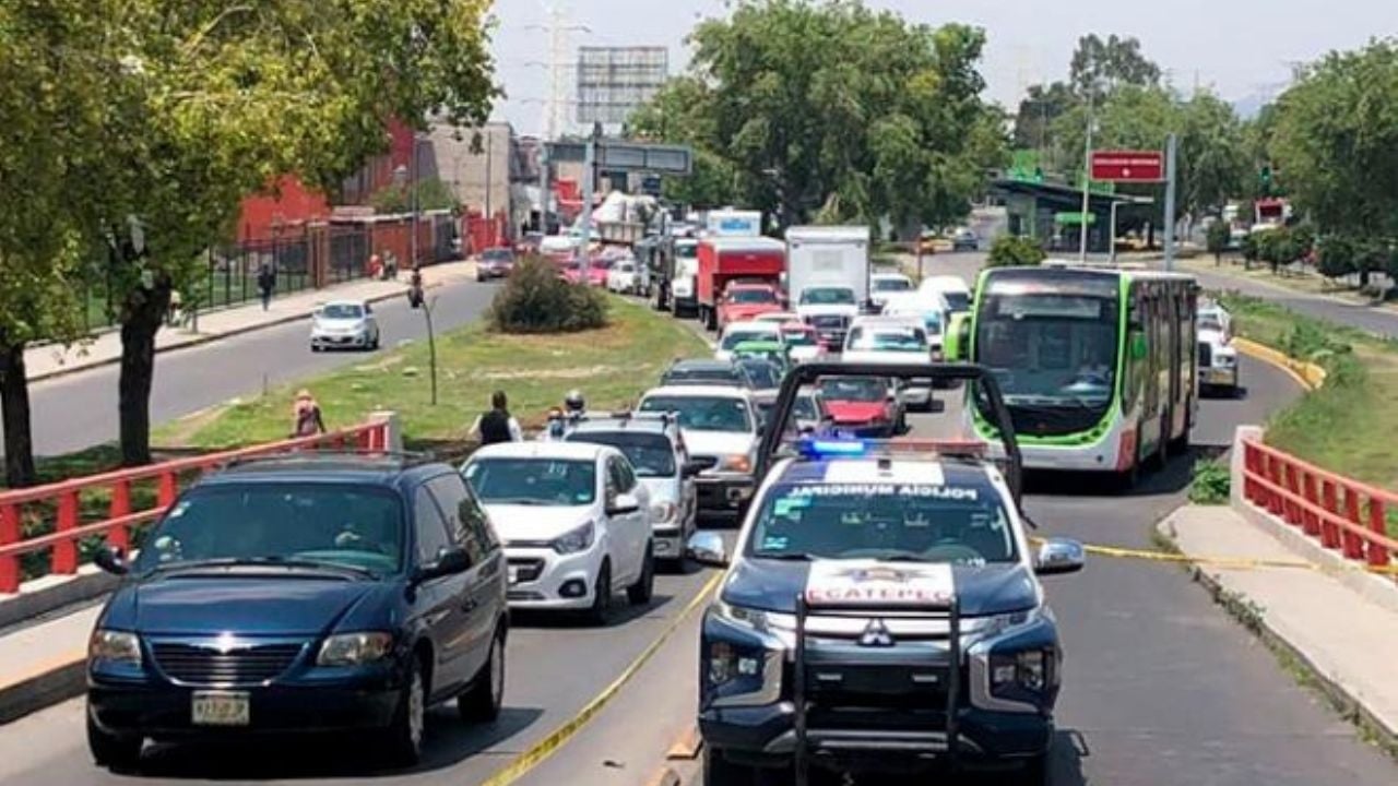 Mujer se lanza de puente peatonal en la avenida Central, genera caos vial