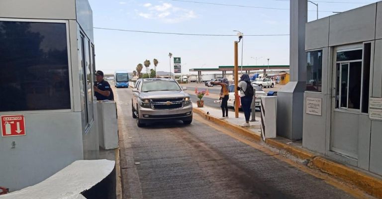 Tras no cumplirse acuerdos, Alba Luz Borbón y un grupo de personas toman caseta de peaje en Esperanza