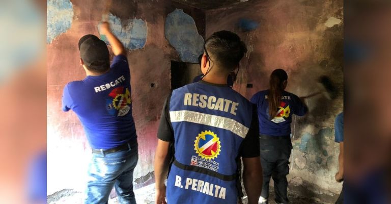 Socorristas ayudan a familia en el municipio de Empalme tras incendiarse su humilde vivienda