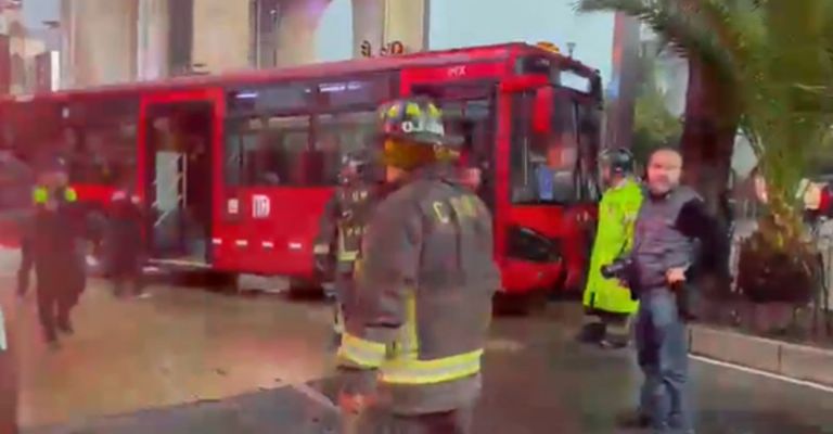 Al menos 11 heridos deja choque de Metrobús en estación Plaza de la República
