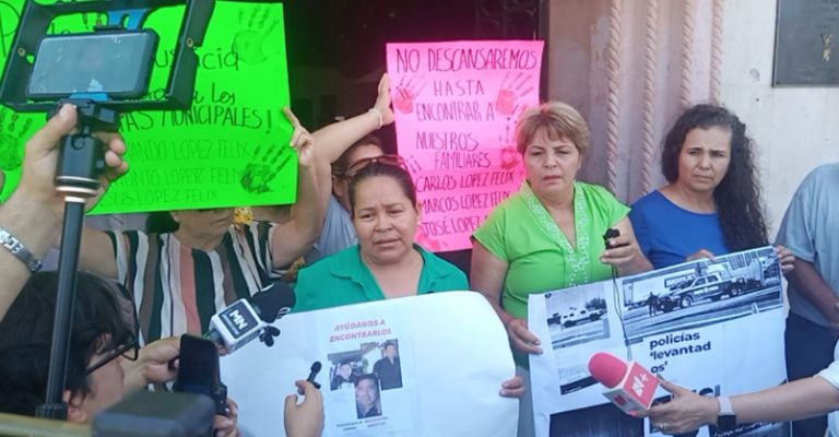 Al borde del llanto, esposas de policías 'levantados' claman justicia al exterior del Palacio Municipal
