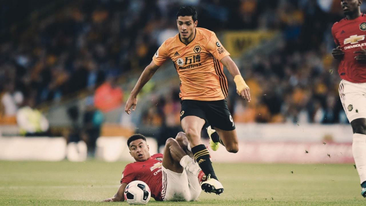 Raúl Jiménez podría salir del Wolverhampton, leyenda del futbol busca dirigirlo lejos de Inglaterra