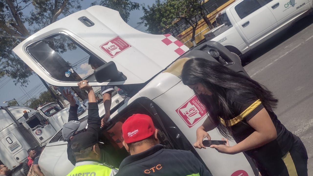 Fatídico accidente: Camioneta de transporte público se vuelca en Tlalnepantla; se reporta un muerto