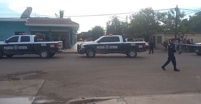 Autoridades llegan al sitio del crimen