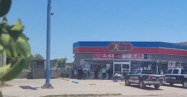 Despojan de su motocicleta a un hombre al exterior de una tienda