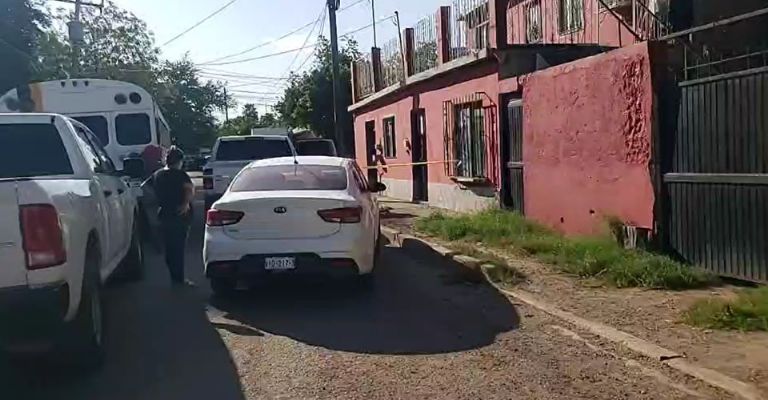 Autoridades llegan al sitio del crimen