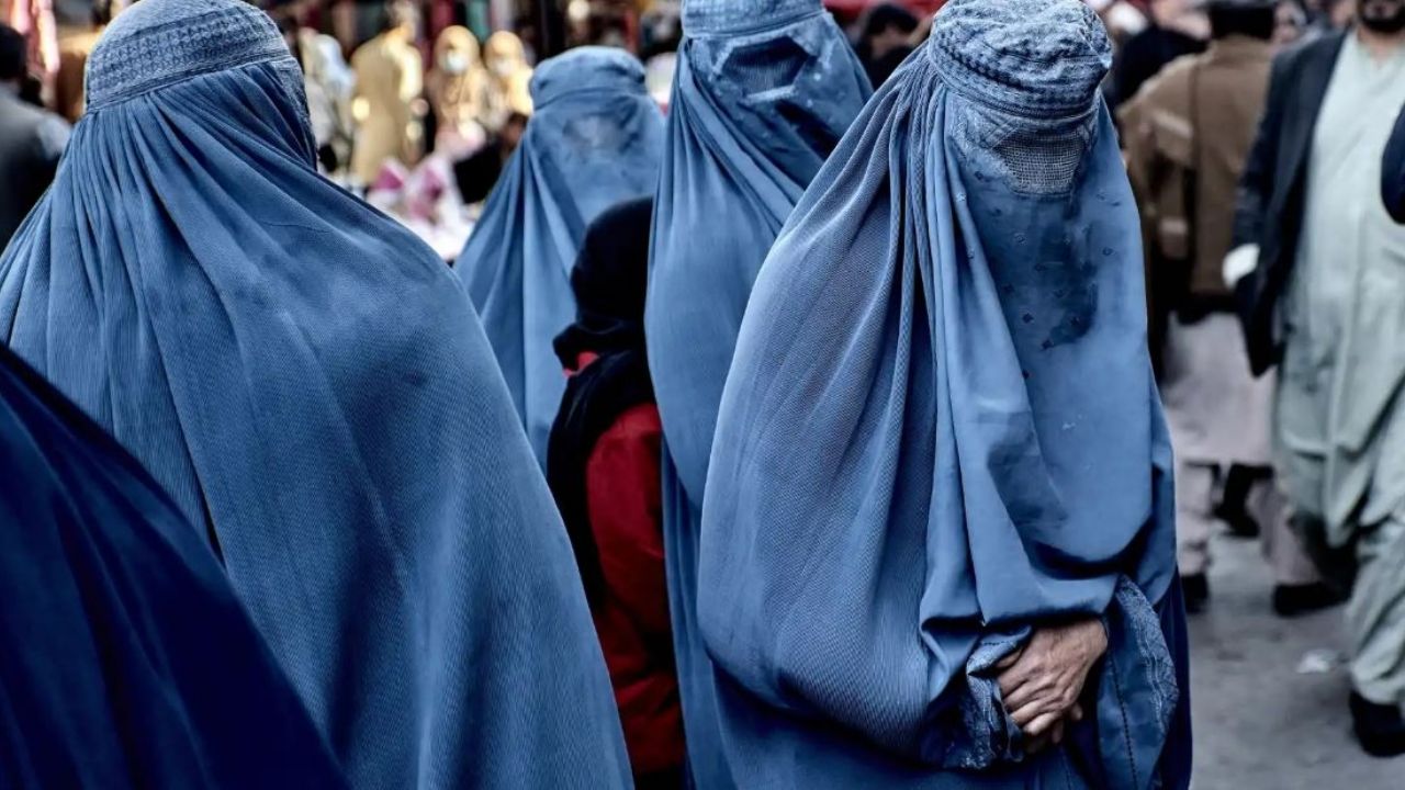 Afganistán: 60 mil mujeres se quedan sin trabajo tras cierre de salones de belleza por orden del talibán