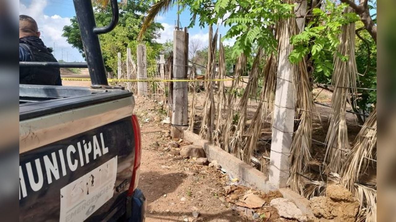 Autoridades llegan al sitio del crimen 