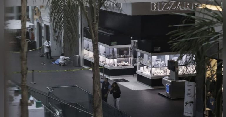 Se arroja persona desde el segundo piso de Reforma 222