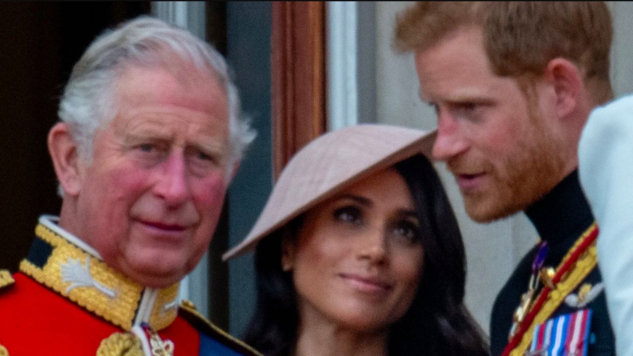Carlos III querría arreglar las cosas con Harry pero no parece querer saber nada de Meghan Markle