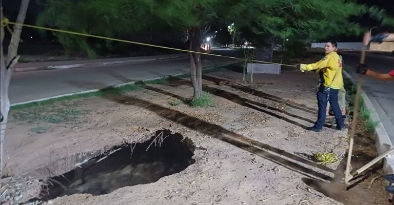 Lluvias provocan un socavón sobre el bulevar Centenario en el municipio de Navojoa