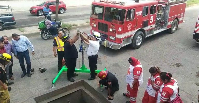 Cae persona a desagüe en paso a desnivel de la calle 200 en Ciudad Obregón