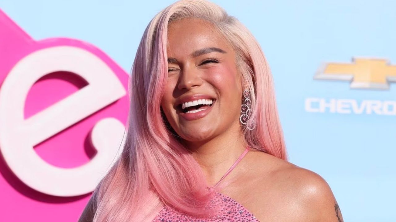 Karol G participa en revelación de género del bebé de sus fans