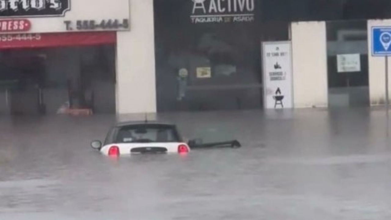 Intensas lluvias colapsan Puebla: Granizo pinta de blanco avenidas y caen árboles