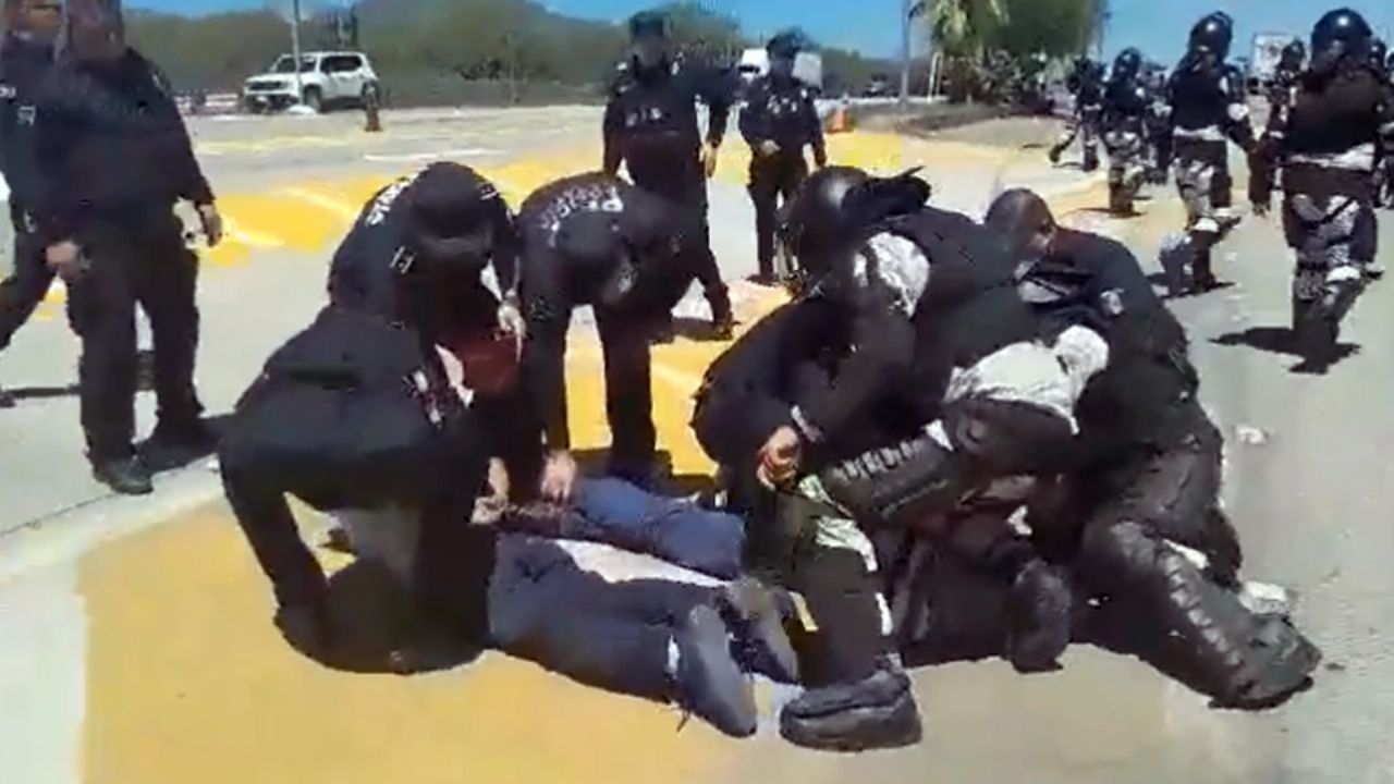 VIDEO: Desalojan caseta de cobro tomada en Sonora y detienen a cuatro manifestantes