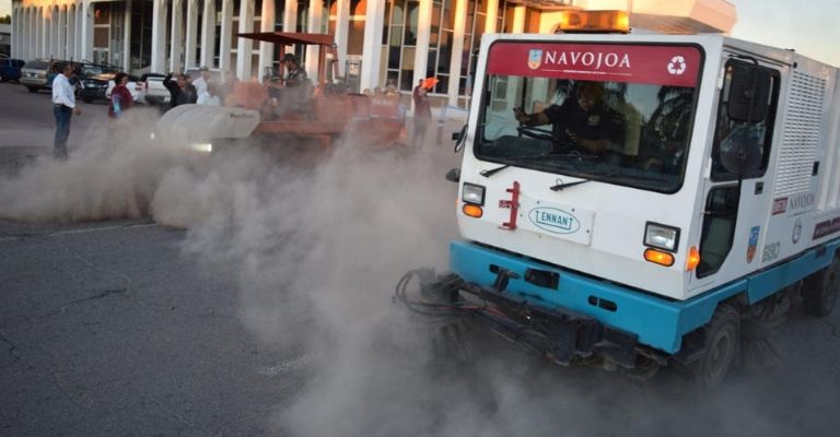 Exceso de tierra y piedras en las calles de Navojoa destruye su poco pavimento