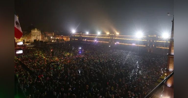 Yahritza y Su Esencia se presentan en el Zócalo y agradecen a AMLO