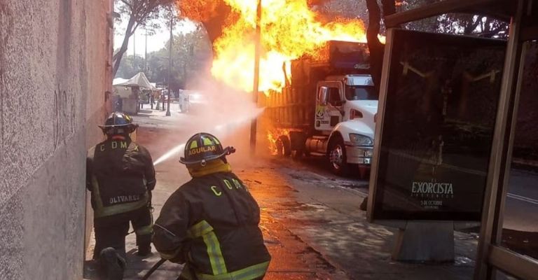 Reportan incendio de camión con cilindros de gas LP