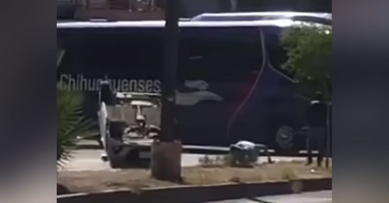 Se pasa semáforo en rojo y es embestido por pesada unidad