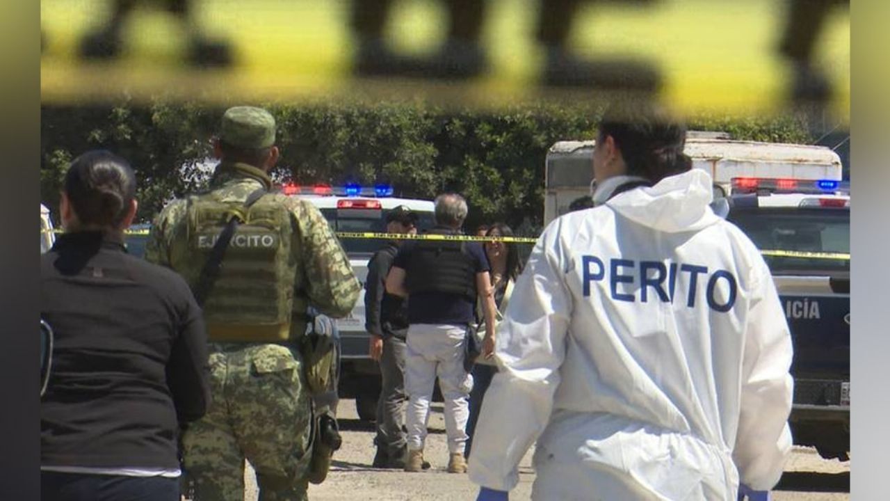 Peritos llegan al sitio del crimen