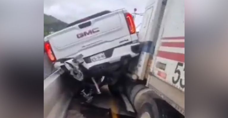 Trailero impactó su unidad contra presuntos ladrones para evitar que lo asaltaran