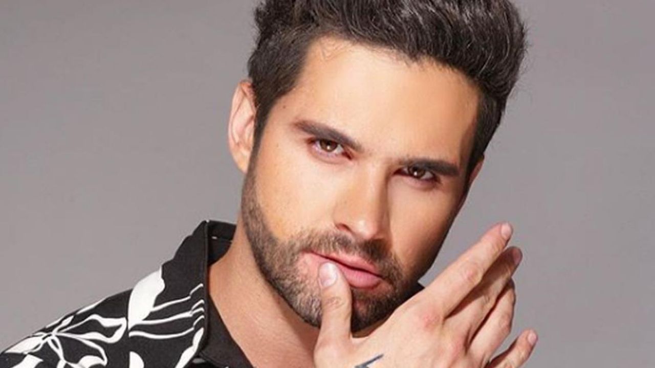 Eleazar Gómez es captado en una pelea callejera