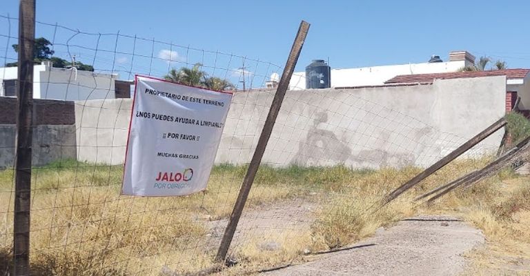 Manta colocada por calle Nuevo León entre Yaqui y Mayo
