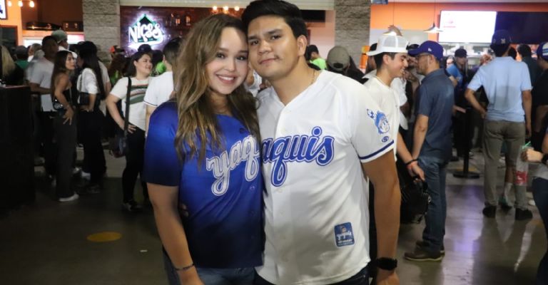 Novios apoyando a Yaquis