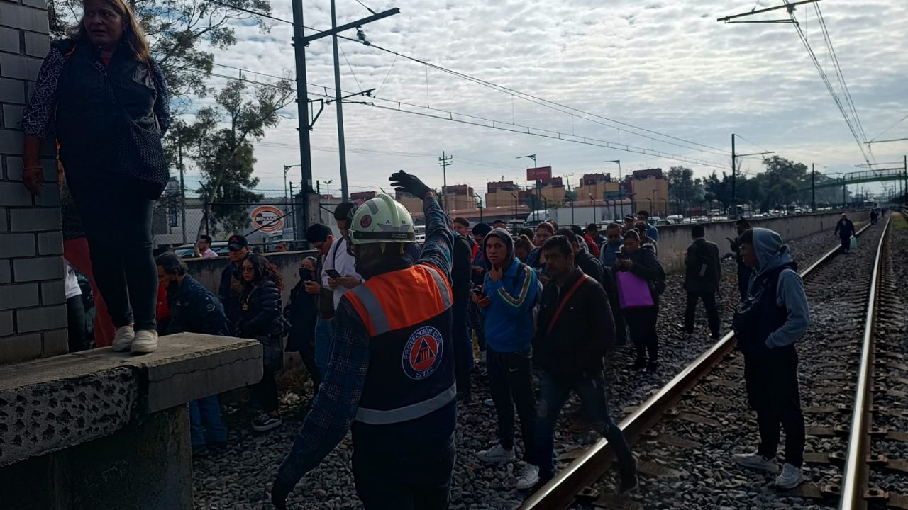 VIDEO: Desalojan a usuarios de la Línea A del Metro en CDMX; suspenden servicio una hora
