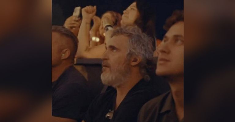 Joaquín Phoenix asiste a concierto de Peso Pluma