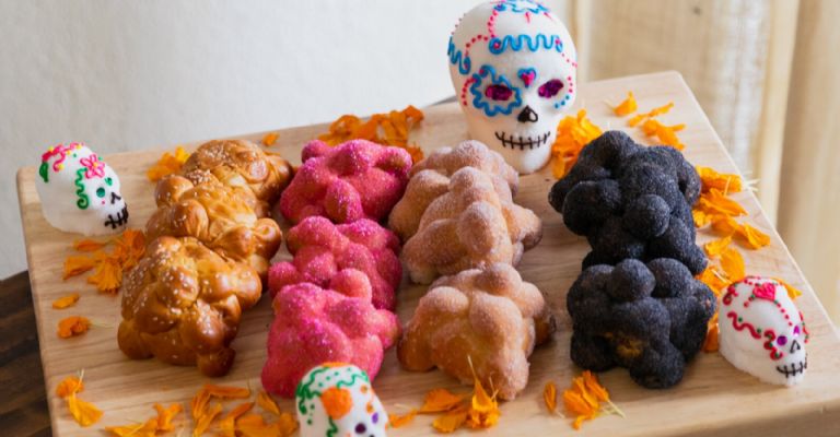 Puedes decorar tu pan de muerto como más te guste