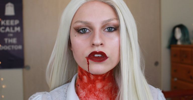 La clave está en la pintura roja en el cuello