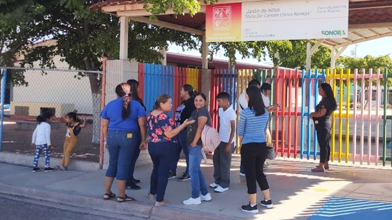 Ciudad Obregón: Padres toman instalaciones de preescolar por falta de energía eléctrica